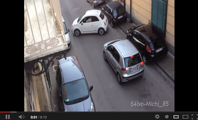 Follia a Cardito, si incastra con la 500 e blocca la strada per ore