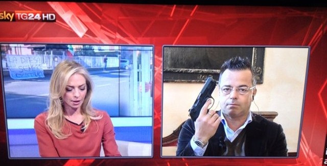 Buonanno in tv con una pistola – LA FOTO