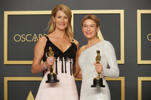 Laura Dern e Renée Zellweger posano con gli Oscar 2020