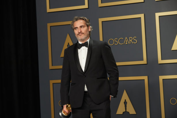 Joaquin Phoenix posa con l'Oscar 2020